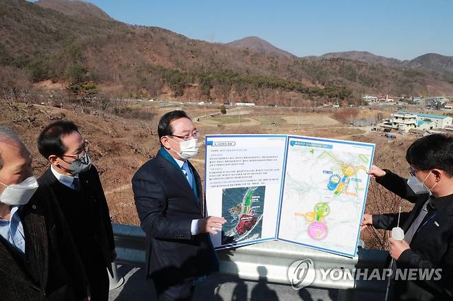 울산농수산물도매시장 조성 계획 밝히는 송철호 시장 (울산=연합뉴스) 16일 오전 울산시 울주군 청량읍 율리 울산농수산물도매시장 건립 예정지에서 송철호 울산시장이 국비 확보에 따른 도매시장 건립 계획을 발표하고 있다. 2021.2.16[울산시 제공. 재판매 및 DB 금지] hkm@yna.co.kr