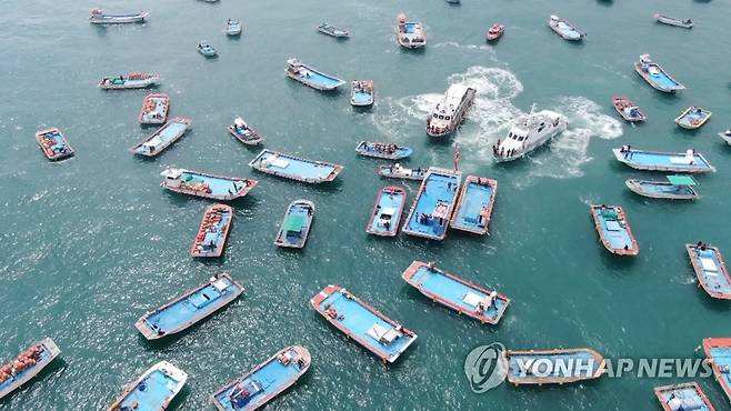 '사생결단' 마로해역 어업권 두고 어민간 해상 충돌 (진도=연합뉴스) 10일 오전 전남 해남과 진도 해상 경계에 있는 마로해역(만호해역)에서 어업권을 두고 분쟁하던 해남과 진도 어민들이 어선을 타고 대치하고 있다. 2020.9.10 [독자 제공. 재판매 및 DB 금지] iny@yna.co.kr