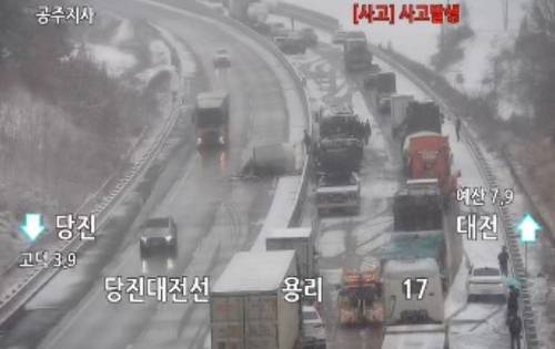 눈길 차 사고로 반대차로에 넘어가 있는 화물 [고속도로 CCTV 영상 캡처]