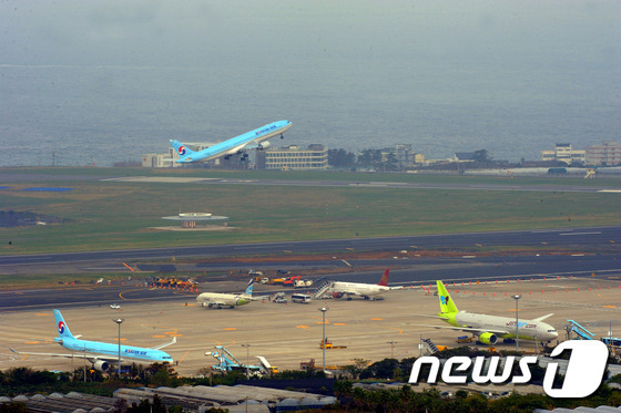 제주국제공항에서 비행기가 이·착륙하고 있다.© News1 DB