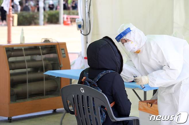 16일 오후 대구 중구 국채보상운동기념공원에 마련된 임시선별검사소에서 의료진이 코로나19 진단검사를 위해 방문한 시민의 검체를 채취하고 있다. 대구시는 설 연휴 이후 재확산 가능성이 있는 코로나19 감염 추세를 예의주시하기 위해 다음 달 14일까지 임시선별검사소를 운영할 예정이다. 2021.2.16/뉴스1 © News1 공정식 기자