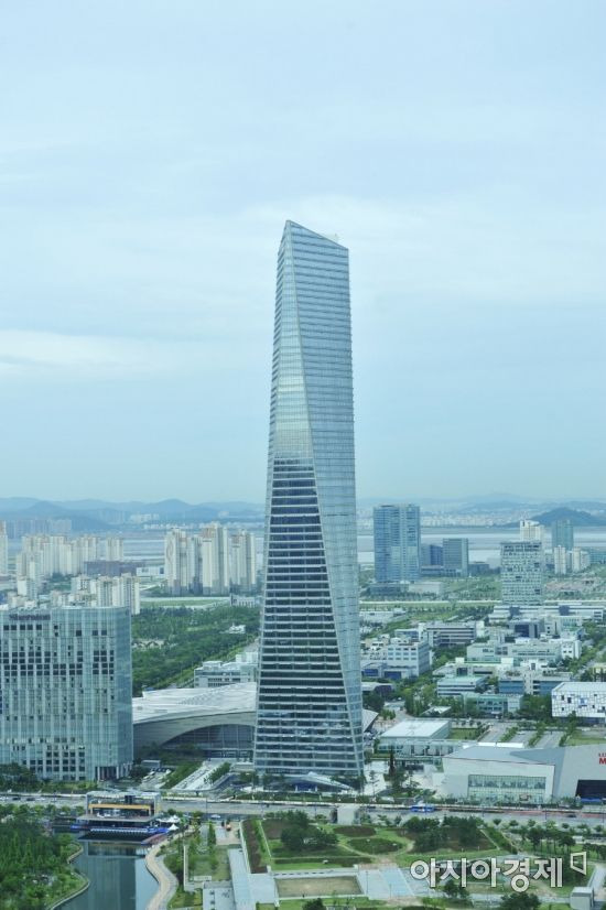 국내 최고층 빌딩인 '동북아무역센터'가 보이는 인천경제자유구역 송도국제도시 전경