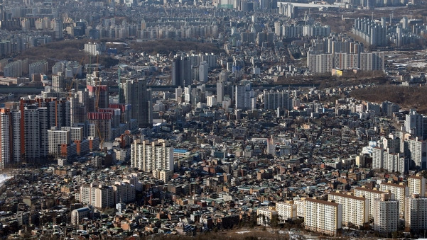 정부가 25번째 부동산 대책을 발표한 지난 4일 남한산성에서 바라 본 서울 모습. /연합뉴스