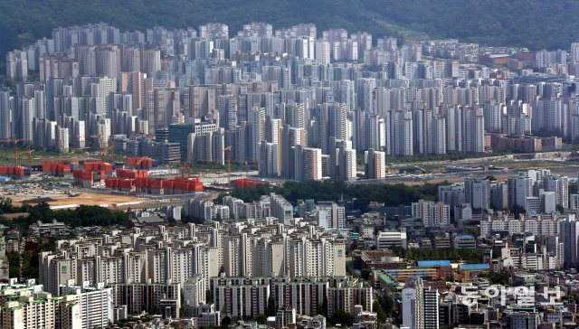 서울 송파구 롯데월드타워에서 바라본 아파트 숲. 2020.6.11 최혁중 기자 sajinman@donga.com