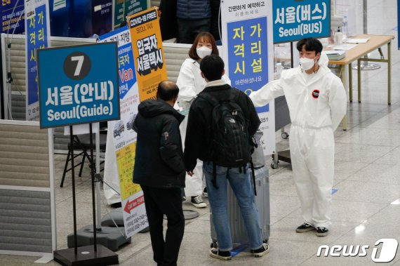 인천국제공항 1터미널에서 해외입국자들이 방역관계자들로부터 안내를 받고 있다. /사진=뉴스1