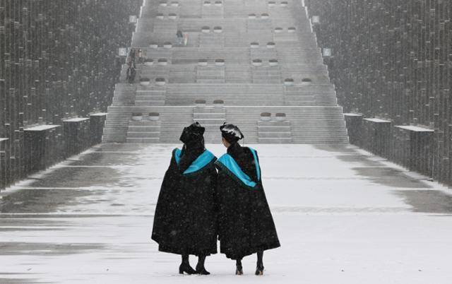 16일 오전 서울 서대문구 이화여대 교정에서 졸업생들이 마지막 추억을 남기고 있다. 이화여대는 오는 22일 예정된 학위수여식을 취소하고 졸업가운만 대여하고 있다. 연합뉴스