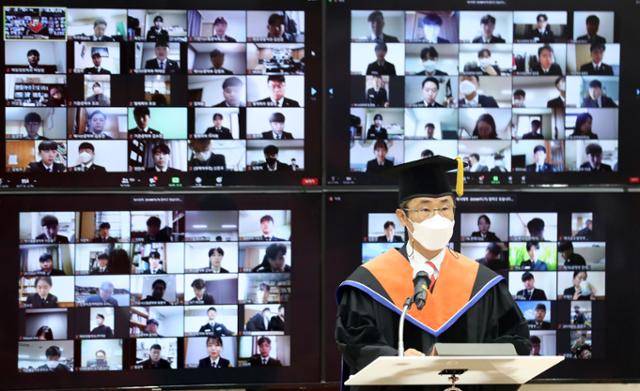 지난달 27일 오전 부산 영도구 한국해양대에서 열린 2020학년도 해사대학 온라인 학위수여식에서 해사대학장이 축사하고 있다. 매년 해사대 졸업생 400여 명이 학위수여식을 마치고 일제히 모자를 던지는 장면은 올해는 볼 수 없었다. 연합뉴스