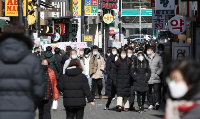 사회적 거리두기 단계가 완화되면서 17일 0시 기준 신규 확진자 수가 600명대를 기록한 가운데 서울 명동 거리에 사람들이 북적이고 있다. 연합뉴스