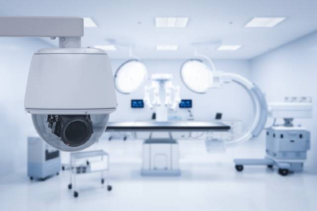 보건복지부가 수술실 출입구 CCTV 설치를 의무화하는 방안을 제시했다. /사진=게티이미지뱅크