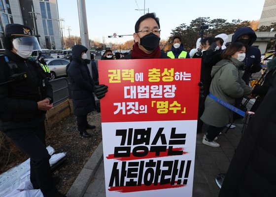 주호영 국민의힘 원내대표가 지난 8일 오전 서울 서초구 대법원 앞에서 김명수 대법원장의 사퇴를 촉구하는 피켓을 들고 1인 시위를 하기 위해 이동하고 있다. 연합뉴스