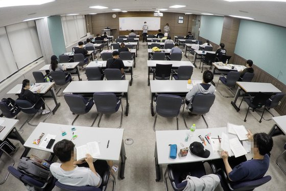 지난해 8월 21일 서울 종로구 성균관대학교에서 국가공무원 5급 공채 및 외교관 후보자 선발 2차 시험이 치러지고 있다. 시험은 코로나19 확산에 따른 강화된 안전대책 속에 서울의 2개 대학교에서 분산 실시됐다. [사진 인사혁신처=뉴스1]