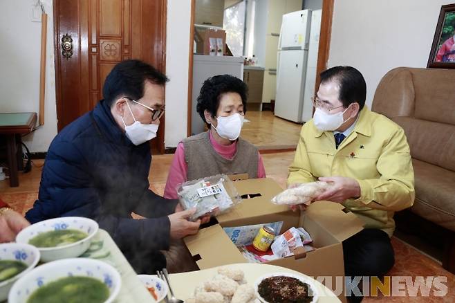 완도군은 고향을 방문하지 않는 향우들을 대상으로 ‘온라인 부모님 안부 살피기’, ‘사랑의 콜센터’, ‘설 명절 음식 나누기’ 등 행정적 지원을 마련해 총 4914명이 서비스를 받으면서 큰 호응과 함께 귀성 자제 분위기로 이어진 것으로 보인다.[사진=완도군]