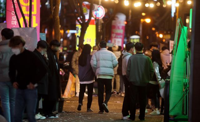 비수도권에서 사회적 거리두기가 1.5단계로 완화된 지난 15일 오후 10시께 전북 전주시 완산구 효자동에서 시민들이 술집 앞을 지나고 있다. 연합뉴스