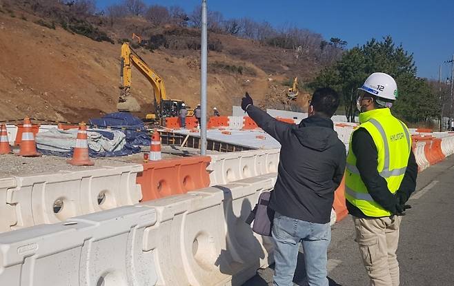 경남도가 건설공사장을 찾아 날림먼지 발생 여부를 점검하는 모습./사진제공=경남도