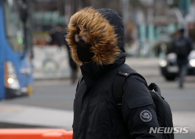 [서울=뉴시스]박미소 기자 =전국 대부분 지역에 한파 특보가 내려진 16일 오전 서울 종로구 광화문 광장 인근에서 시민들이 걸어가고 있다. 2021.02.16. misocamera@newsis.com