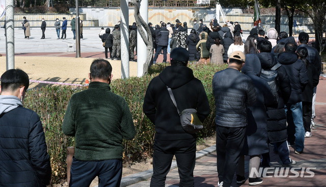 [대구=뉴시스] 이무열 기자 = 16일 오후 대구 중구 국채보상운동기념공원에 마련된 코로나19 임시선별검사소를 찾은 시민들이 검체 채취를 받기 위해 줄을 서 있다. 대구시는 설 연휴 이후 코로나19 방역 강화를 위해 국채보상운동기념공원 임시선별검사소를 재설치하고 다음 달 14일까지 운영한다. 2021.02.16. lmy@newsis.com