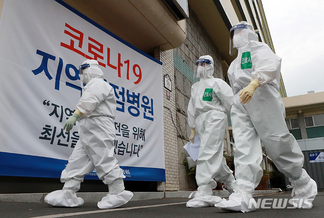 [대구=뉴시스] 이영환 기자 = 26일 오전 대구 중구 계명대하교 대구동산병원 보호구 착의실에서 보호복을 입은 간호사들이 병동으로 향하고 있다. 2020.03.26.   20hwan@newsis.com