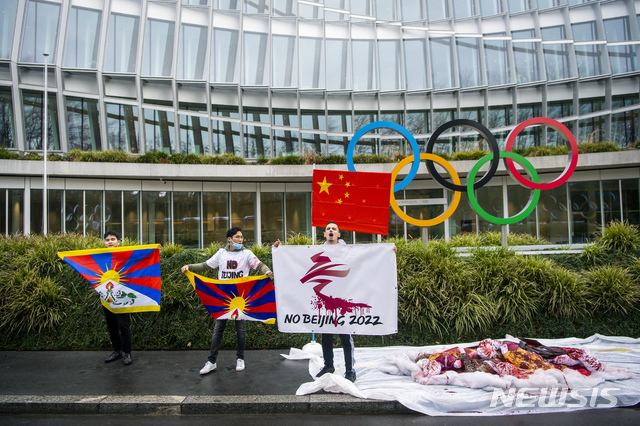 [로잔=AP/뉴시스]3일(현지시간) 스위스 로잔에 있는 국제올림픽위원회(IOC) 본부 앞에서 유럽 티베트 청년회 활동가들이 2022 베이징 동계 올림픽에 반대하는 시위를 하고 있다. 180개에 달하는 인권단체가 중국 내 인권유린과 관련해 내년 베이징 동계올림픽 보이콧을 촉구하고 나섰다. 동계 올림픽은 2022년 2월 4일에 개막할 예정이다. 2021.02.04.