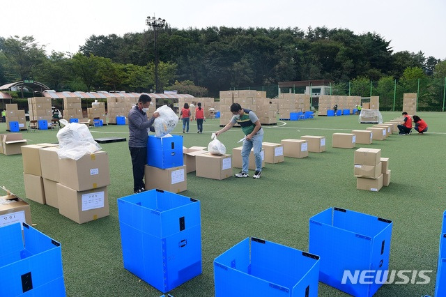 [부산=뉴시스] 제갈수만 기자 = 부산시 기장군은 10일부터 전 군민 대상으로 마스크 1인당 10매씩 4차 긴급 무상배포, 세대당 1병씩 손소독제 2차 긴급 무상배포를 시작했다. 이날 오전 정관읍 소두방공원에서 이장·반장 및 자원봉사자들이 마을별로 마스크 수량을 확인하고 주민들에게 배부할 마스크를 수령하고 있다. (사진= 기장군 제공) 2020.09.10.photo@newsis.com