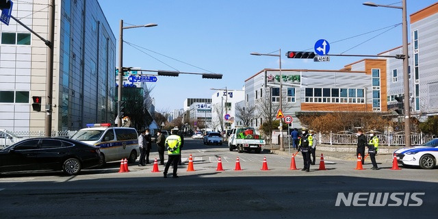 [남양주=뉴시스]이호진 기자 = 신종 코로나바이러스 감염증(코로나19) 집단감염이 발생한 경기 남양주시 진관산업단지에서 경찰이 차량과 인원 출입을 통제하고 있다.  2021.02.17. asake@newsis.com