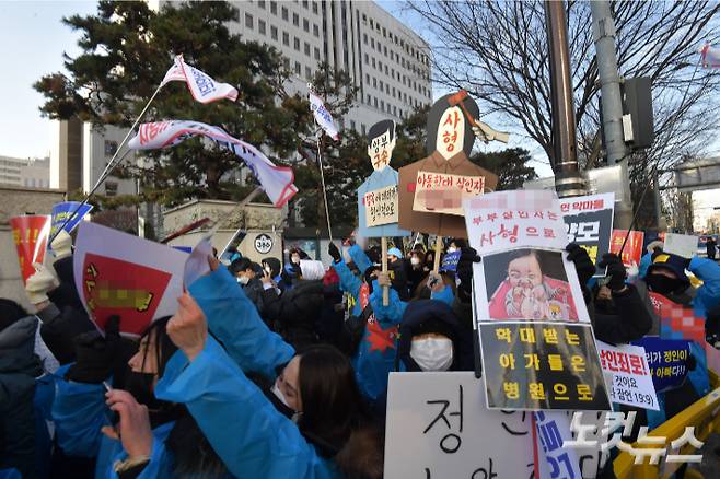 양부모에게 학대를 당해 숨진 16개월 여아 '정인이 사건' 2차 공판이 열린 17일 서울 양천구 서울남부지법 앞에서 시민들이 호송차를 향해 소리치고 있다. 박종민 기자