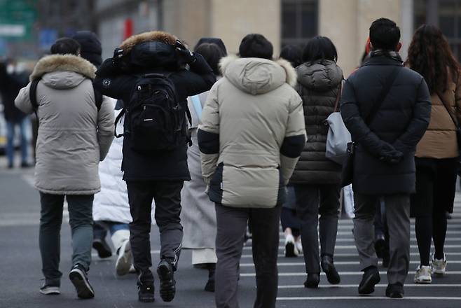 전국 아침 기온이 전날보다 10도 이상 떨어져 추운 날씨를 보인 16일 오전 두꺼운 복장을 한 시민들이 서울 광화문사거리를 지나고 있다. 연합뉴스