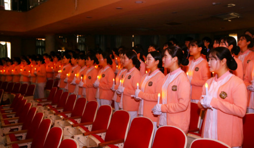 제61회 간호사 국가시험을 치른 와이즈유(영산대학교) 간호학과 학생들이 앞서 간호사 윤리와 원칙을 담은 나이팅게일 선서식에 참여한 모습./사진제공=와이즈유