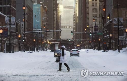 16일(현지시간) 밤새 47㎝의 눈이 내린 미 시카고 지역의 도로 풍경. [AP=연합뉴스]