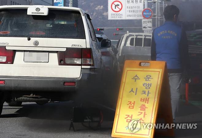 검은 매연 뿜는 노후 경유차 [연합뉴스 자료사진]