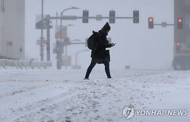 '겨울 폭풍'으로 폭설 내린 시내 걷는 미 미주리주 주민 (세인트루이스 AP=연합뉴스) 지난 15일(현지시간) 미국 미주리주 세인트루이스에서 폭설이 내린 시내를 한 시민이 걷고 있다. 미 기상청은 북부의 메인주에서 남부의 텍사스주까지 25개 주에 겨울 폭풍 경보 등을 발령했으며 최소 1억5천만 명이 한파의 영향을 받을 것으로 예보했다. [세인트루이스 포스트 디스패치 제공] knhknh@yna.co.kr