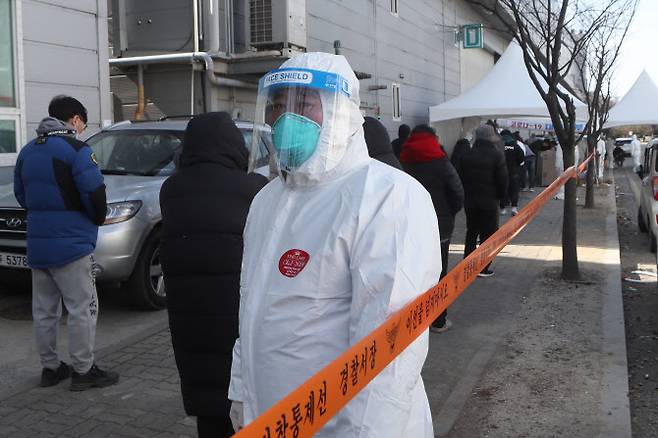 17일 경기도 남양주시 진건읍 진관산업단지에서 근로자들이 신종 코로나바이러스 감염증(코로나19) 검사를 위해 줄지어 대기하고 있다. (사진=연합뉴스)