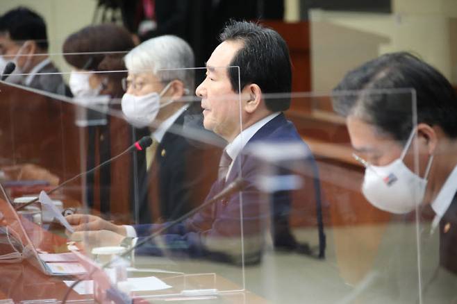 정세균 국무총리가 18일 경기도 화성시 현대차 남양기술연구소에서 열린 국정현안점검조정회의를 주재하며 발언하고 있다.(사진=연합뉴스)