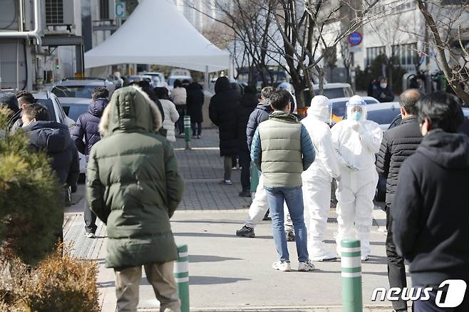 17일 신종 코로나바이러스 감염증(코로나19) 집단감염이 발생한 경기 남양주 진관산업단지 이동검사소에서 근로자들이 전수검사를 위해 줄 서 있다. 방역당국에 따르면 진관산단 내 한 업체에서 근무하는 근로자 중 1명의 확진자가 나와 해당업체 200여명을 대상으로 전수검사를 벌인 결과 현재까지 115명이 확진 판정을 받았다. 2021.2.17/뉴스1 © News1 안은나 기자