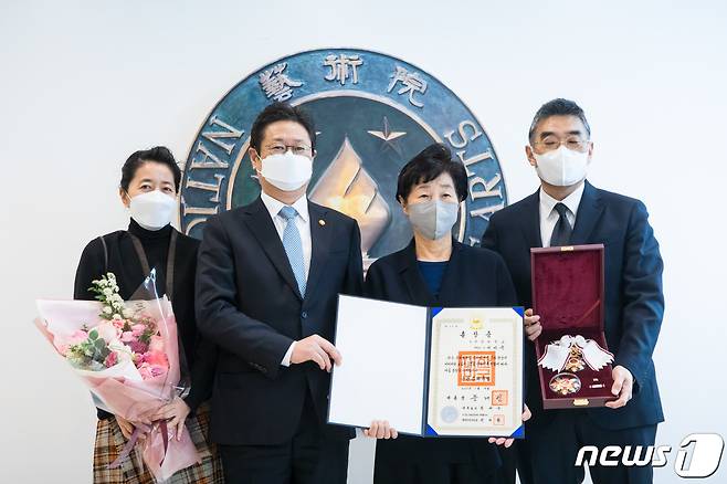 황희 문화체육관광부 장관이 18일 서울 서초구 서초동 대한민국예술원에서 고 서세옥 화백 유족에게 금관문화훈장을 전수하고 있다. 수묵추상 선구자인 서세옥 화백은 지난해 11월29일 숙환으로 별세했다. 2021.2.18/뉴스1 © News1 박정환 문화전문기자