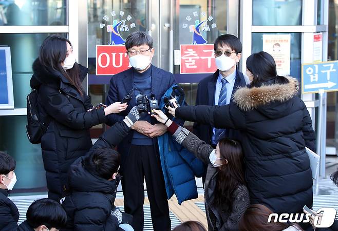 김재윤 세화고등학교 교장(왼쪽)과 고진영 배재고등학교 교장이 18일 오후 서울 서초구 양재동 서울행정법원에서 자율형사립고(자사고) 지정을 취소한 서울시교육청의 처분이 위법하다는 판결을 받고 법원을 나와 취재진과 인터뷰를 하고 있다. 2021.2.18/뉴스1 © News1 박정호 기자