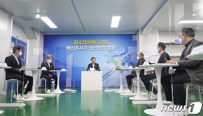 문재인 대통령(가운데)이 18일 오후 전북 군산시 코로나19 백신접종용 최소잔여형(LDS) 주사기 생산시설인 풍림파마텍에서 열린 백신주사기 업체 현장간담회에서 발언하고 있다. 권칠승 중소벤처기업부 장관(왼쪽에서 2번째)을 비롯한 참석자들이 대통령 발언을 듣고 있다. 2021.2.18/뉴스1 © News1 이광호 기자