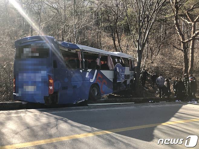 2일 낮 12시39분쯤 경남 산청군 단성면 방목리 한 도로에서 '경기도 남양주FC 축구클럽' 중학생들을 태운 45인승 버스가 도로를 이탈해 나무를 들이받는 사고가 나 관계당국이 현장을 수습하고 있다. (경남도소방본부 제공) 2021.2.2.© News1 강대한 기자