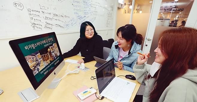 양천구 청년 디지털 서포터즈 최슬기(왼쪽부터), 김재영, 김은주씨가 3일 신정동 양천구청년창업지원센터에서 서포터즈 활동 내용을 보면서 웃고 있다.