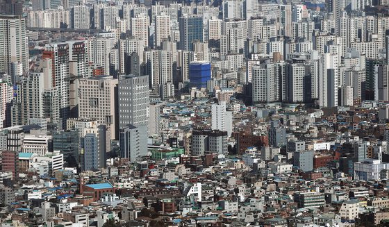 정부는 2·4 부동산 대책에 포함된 25만호에 달하는 신규 공공택지에 대해 2분기까지 후보지 발표를 끝마치겠다고 밝혔다. 사진은 이날 오후 서울 남산에서 바라본 서울 도심 아파트 단지 모습. 뉴스1