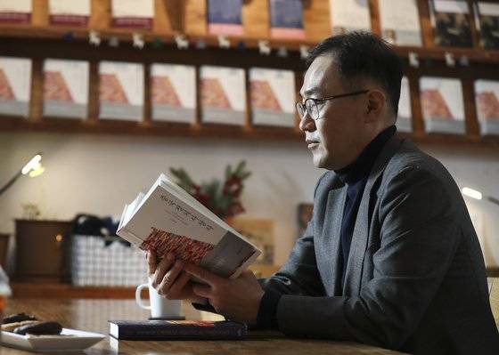 『중국정치사상사』를 쓴 김영민 서울대 교수. 14일 오후 서울 서교동 한 카페에서 중앙일보와 인터뷰를 하고 있다. 임현동 기자