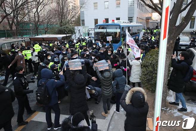 (서울=뉴스1) 이성철 기자 = 정인양을 입양한 후 수개월간 학대해 사망에 이르게 한 혐의를 받는 양모 장모씨가 17일 오후 서울 양천구 서울남부지방법원에서 열린 아동복지법위반(아동유기?방임) 등 2차 공판기일을 마치고 호송차로 법원 청사를 나서자 시민들이 길을 가로막고 있다. 2021.2.17/뉴스1