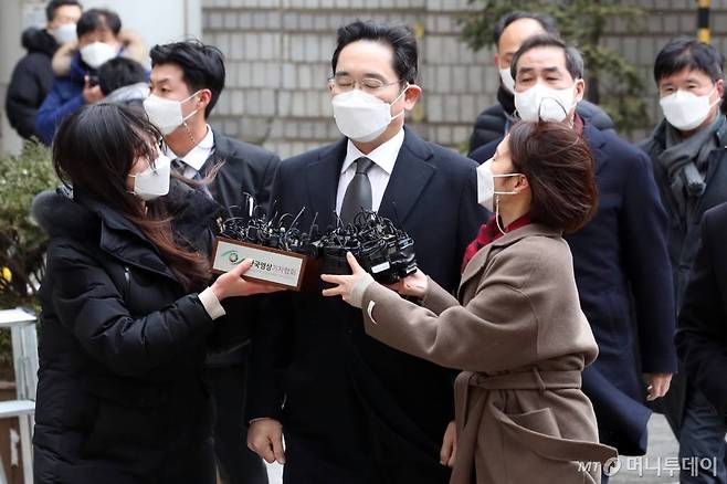 이재용 삼성전자 부회장이 지난달 18일 오후 서초구 서울고등법원에서 열리는 국정농단 사건 파기환송심 선고 공판에 출석하고 있다. / 사진=이기범 기자 leekb@