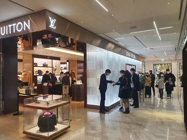 백화점 명품 매장 입구에 고객 대기줄이 길다. 신세계백화점 본점 모습. 김빛나 기자