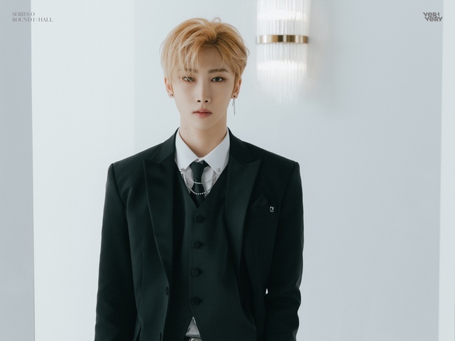 Verivery The same contribution, Hotel pool, has announced a comeback with a more up-and-coming visual.Verivery announced its official photo of Verivery leader The same contribution and Hotel pool on the official SNS on February 18, and announced its comeback on March 2.In the public official photo, The same contribution and Hotel pool perfectly digested the black suit and gave a model force.Especially, even though it is a close-up shot, it attracts attention in front of the camera with a soft charisma.As the same contribution and the Hotel pools official photo are released, interest in the sequentially released official photo is also attracting attention.Verivery released the official photo and released a new album SERIES O [ROUND 1: HALL] concept atmosphere that was hidden in the veil, causing a hot reaction.Attention is focusing on how Verivery, which has been transformed into various charms, will draw SERIES O, an extension of FACE it and a new start in 2021.