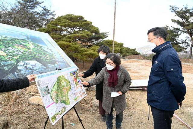 [남원=뉴시스] 이학권 기자 =전경식 전북 남원부시장이 금암공원 조성 관련 도시과 공원계 소민정 계장으로부터 현장 설명을 듣고 있다. (사진 = 남원시 제공).2021.02.18. photo@newsis.com *재판매 및 DB 금지