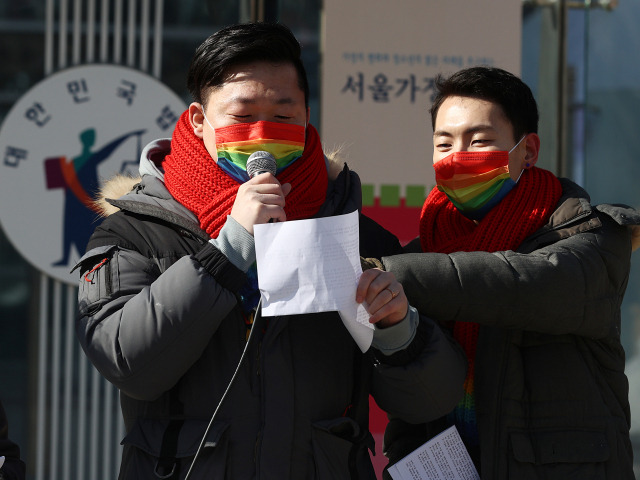 ▲18일 오전 서초구 서울행정법원 앞에서 열린 '동성 배우자 건강보험 피부양자 소송 기자회견'에서 소송 당사자 소성욱(왼쪽)·김용민 부부가 발언하고 있다. ⓒ연합뉴스