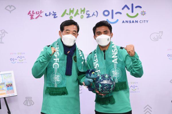 안산 그리너스FC 아스나위(오른쪽). 사진제공｜안산 그리너스FC