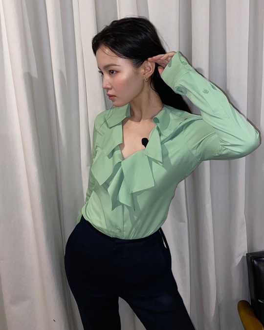 Singer Lee Hi has revealed the latest.Lee Hi posted several photos on his Instagram on the 17th.Lee Hi, who is in the public photo, is wearing a mint blouse with a more weightless figure and poses in various poses. His distinctive features, veil-like jawline, and sleek body line stand out.Lee Hi caught the eye by radiating a mature, chic atmosphere.Meanwhile, Lee Hi recently appeared on JTBC entertainment program Begin Again Open Mike.Photo Lee Hi SNS