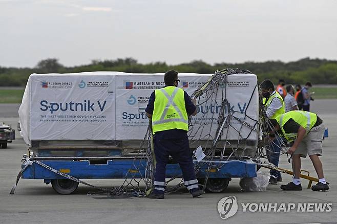 12일(현지시간) 아르헨티나에 도착한 러시아 백신 [AFP=연합뉴스 자료사진]