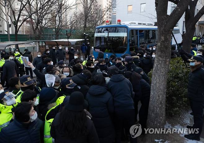 아수라장 된 청사 (서울=연합뉴스) 윤동진 기자 = 양부모에게 학대를 당해 숨진 16개월 영아 '정인이 사건'의 증인신문이 열린 17일 양천구 서울남부지법에서 공판이 끝난 후 양모가 탄 호송차량이 시민들의 항의로 멈춰 있다. 2021.2.17 mon@yna.co.kr